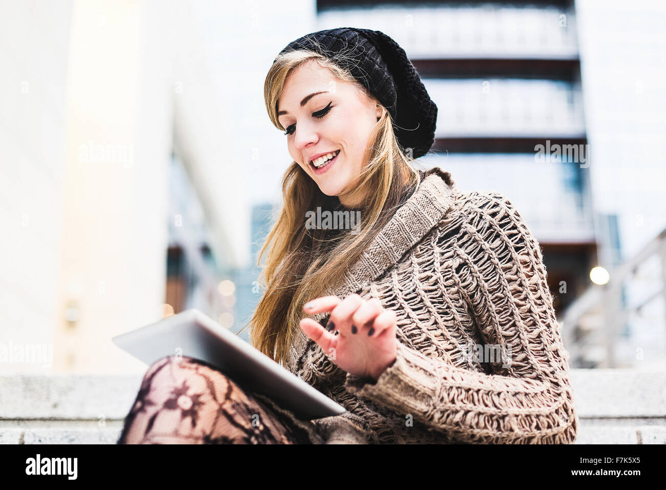 schöne Frau mit digital-Tablette in der Stadt Stockfoto