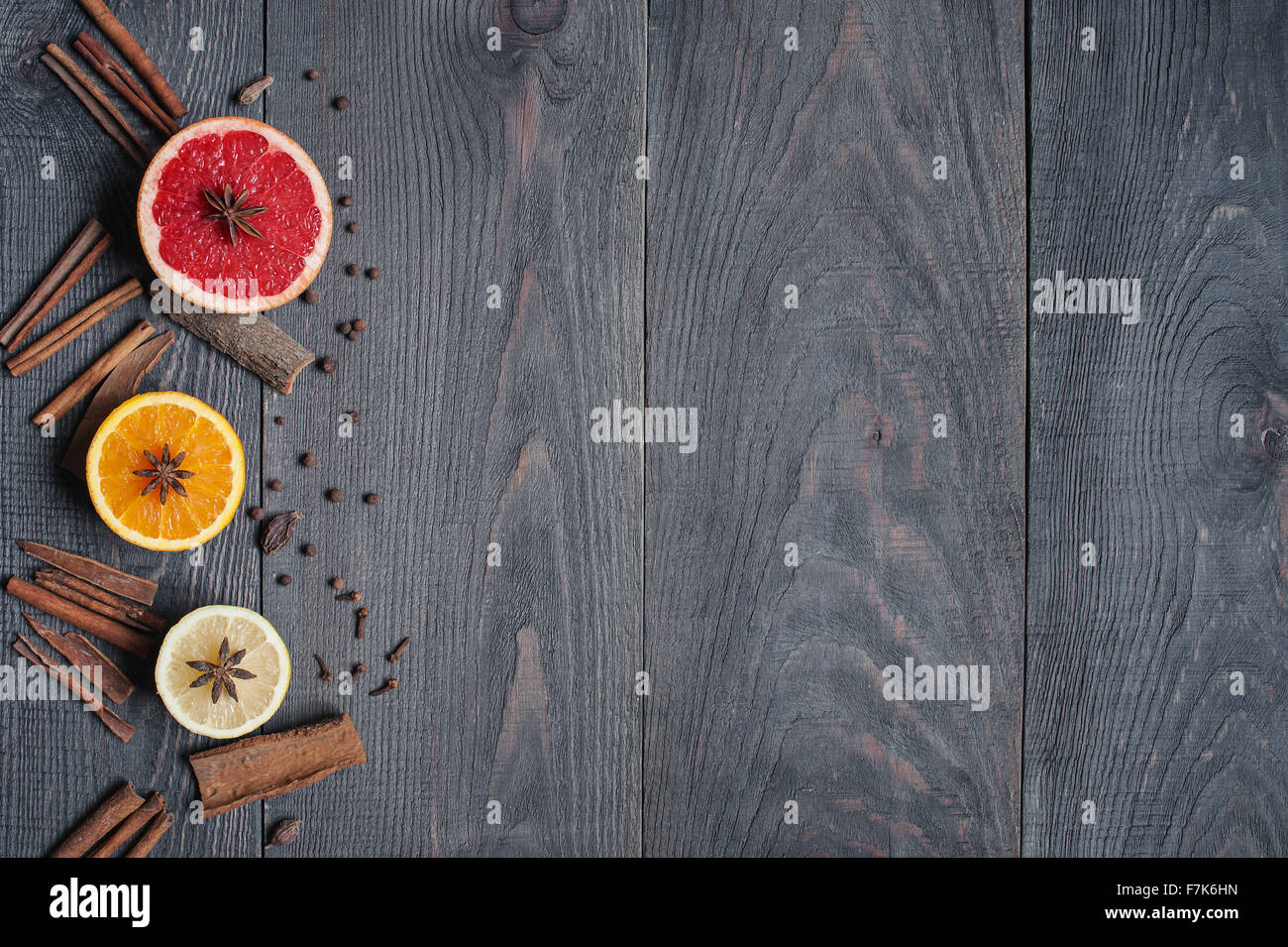 Früchte und Gewürze auf dem dunklen Holztisch Stockfoto