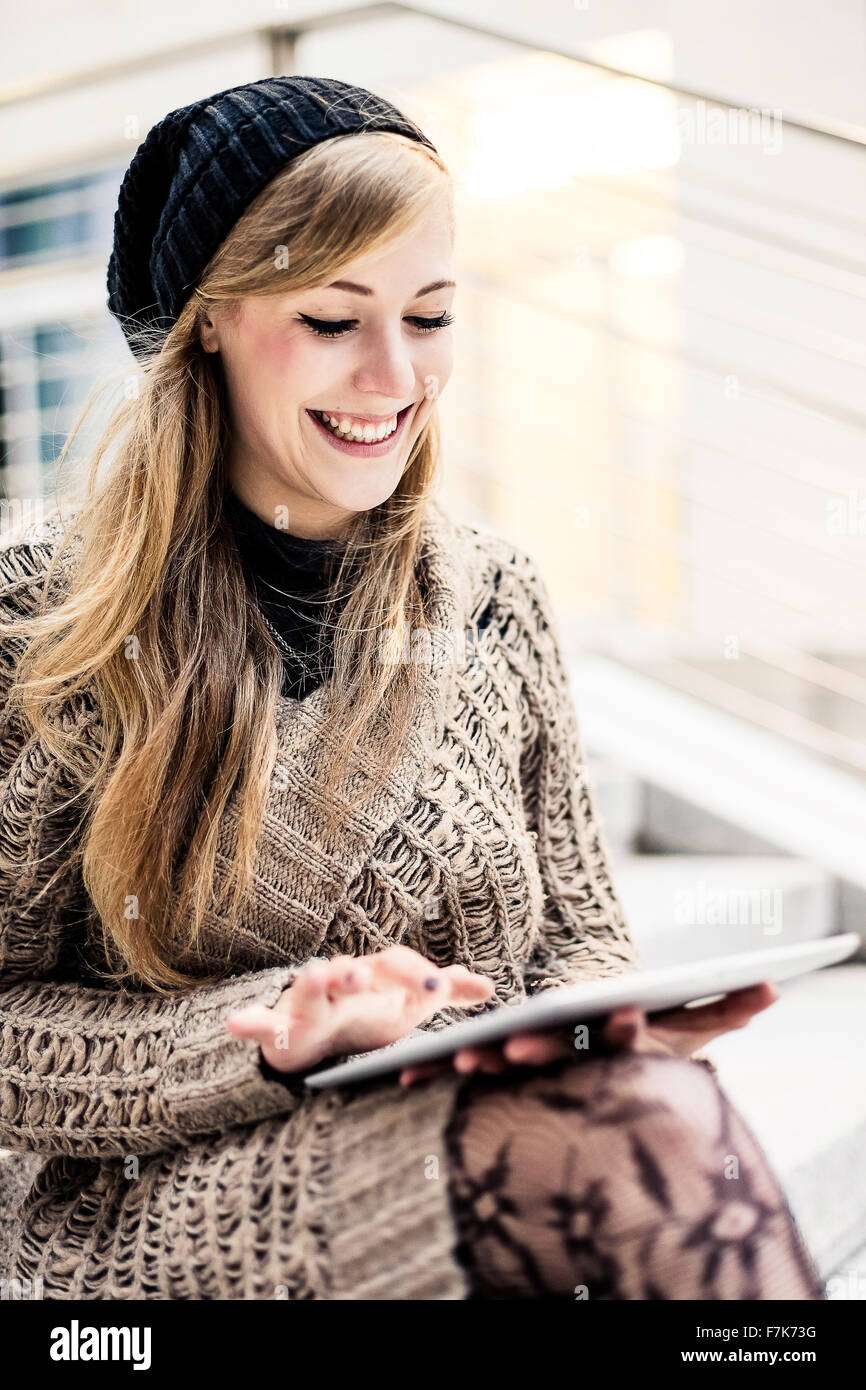 schöne Frau mit digital-Tablette in der Stadt Stockfoto