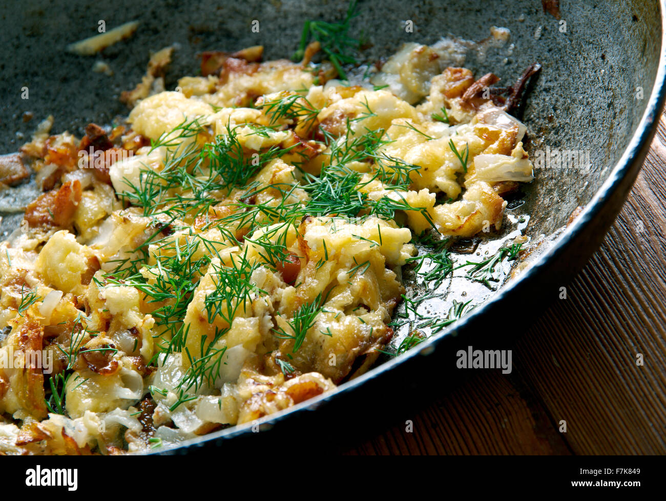 KasNocken - österreichische Spätzle mit Käse und karamellisierten Zwiebeln. Stockfoto