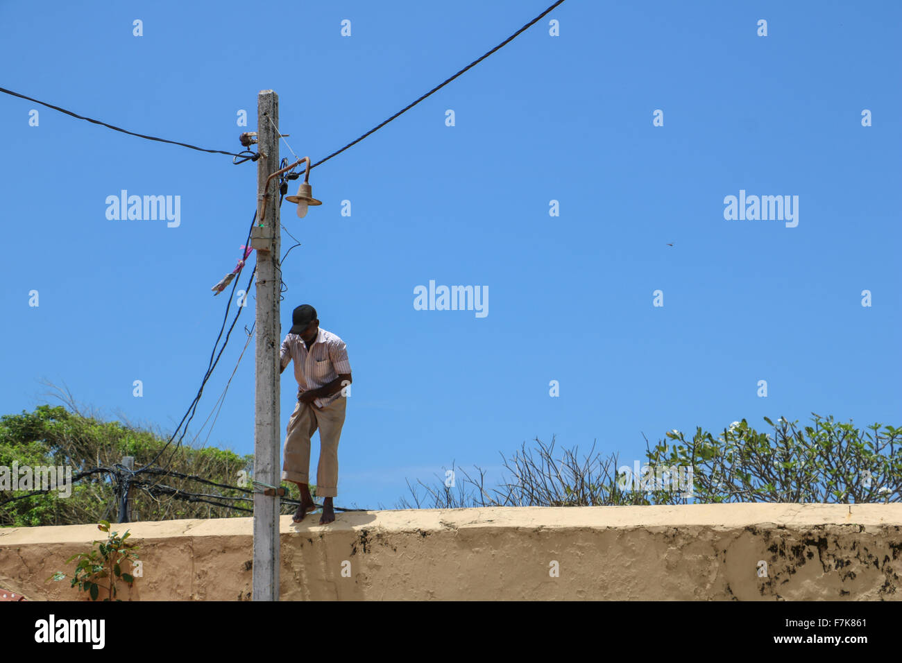 Hart an der Arbeit, die Festsetzung einer Telefonleitung. Galle, Sri Lanka. Stockfoto