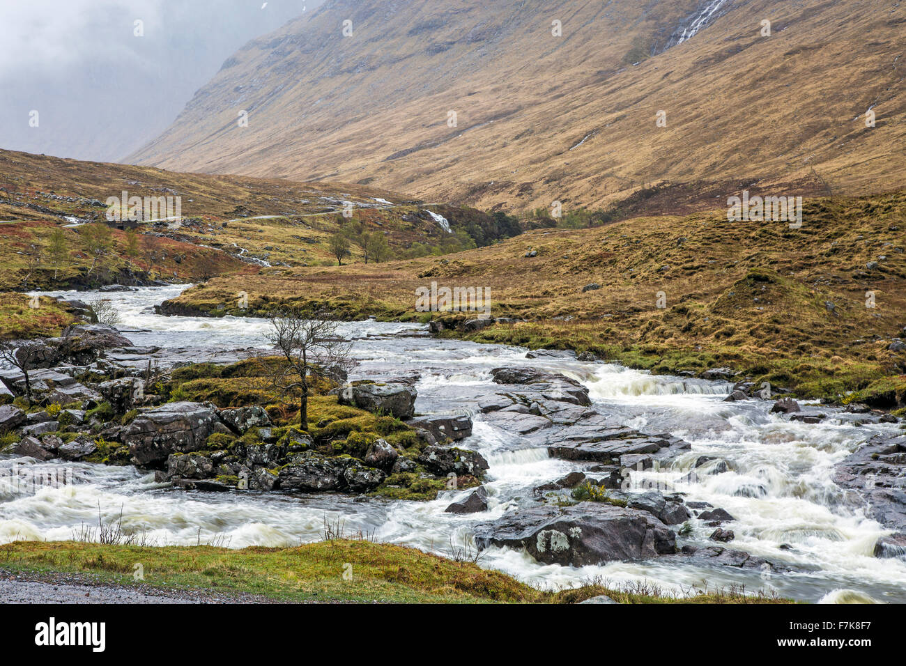 Windender Fluss durch Hochland Landschaft, Glen Etive, Argyll, Schottland Stockfoto