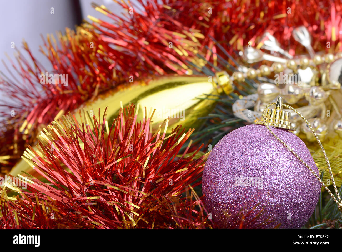 Nahaufnahme der Weihnachtskugeln und grüne Tanne Zweig, Silvester-Einladungskarte Stockfoto