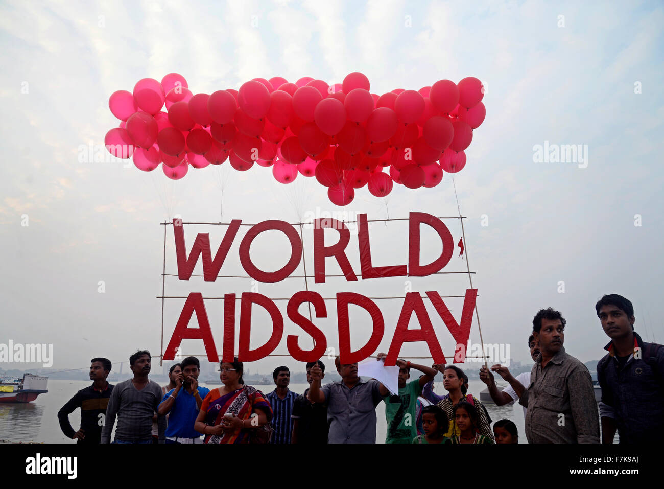 Kolkata, Indien. 1. Dezember 2015. Sozialaktivist beobachtet Welt-AIDS-Tag am Ufer des Ganges in Kalkutta. Welt-AIDS-Tag beobachten am 01. Dezember jedes Jahr über HIV/AIDS sensibilisieren. Um Bewusstsein Aktivist Licht erzeugen Ballons eine große rote Schleife und ein Gas tragenden Botschaft im Hinblick auf die Beseitigung der Stigmatisierung und Panik Diskriminierung zu HIV/AIDS. Bildnachweis: Saikat Paul/Pacific Press/Alamy Live-Nachrichten Stockfoto