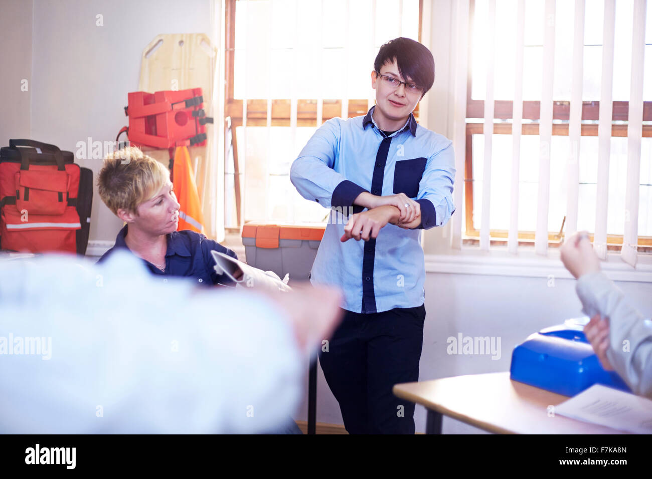 Anleitung von Studenten auf medizinische Schiene in Ausbildung Klasse Lehrer Stockfoto