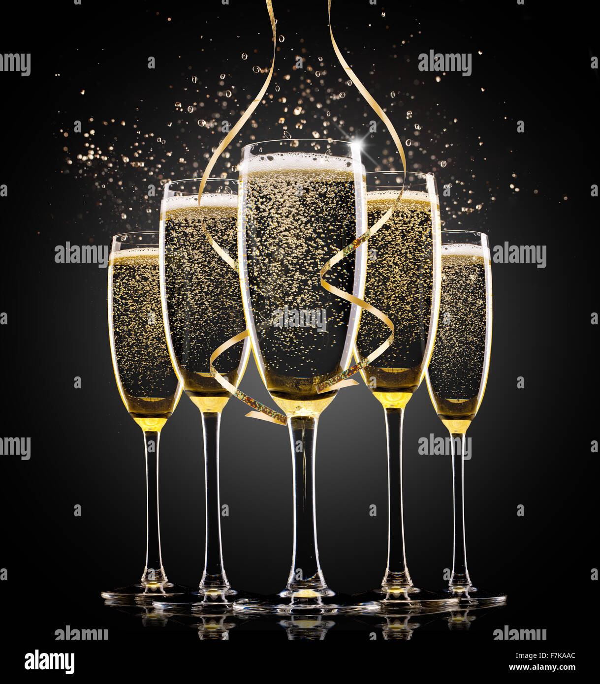 Gläser Champagner auf einem schwarzen Hintergrund. Stockfoto