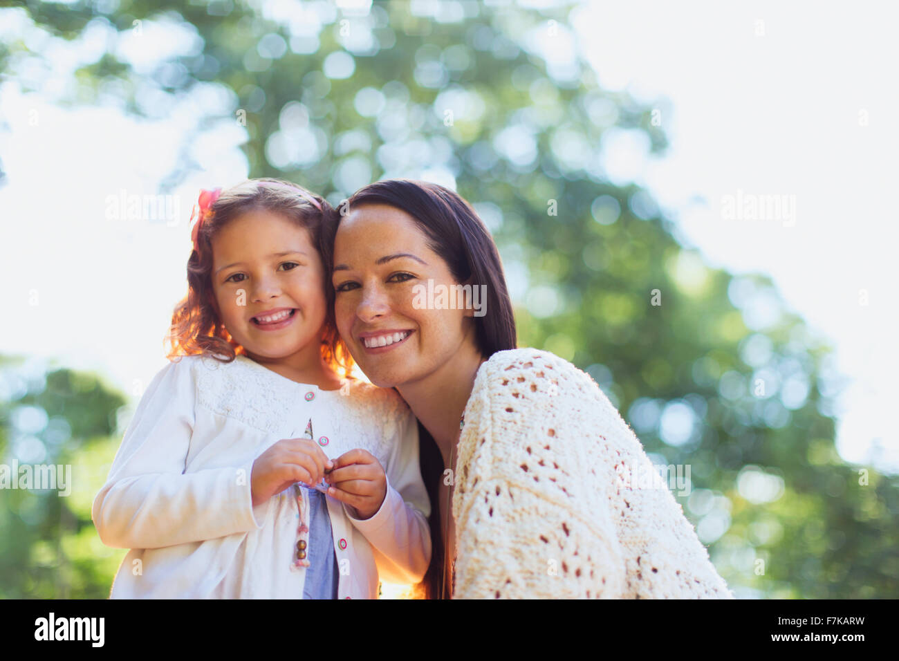 Portrait lächelnde Mutter und Tochter im Freien Stockfoto