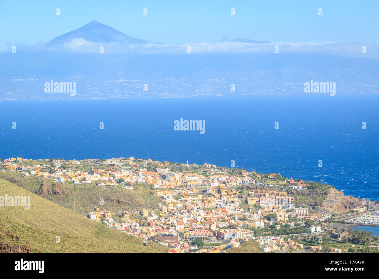 Ein Foto von San Sebastian De La Gomera auf den Kanarischen Inseln, Spanien. Im Hintergrund sehen den Teide. Stockfoto
