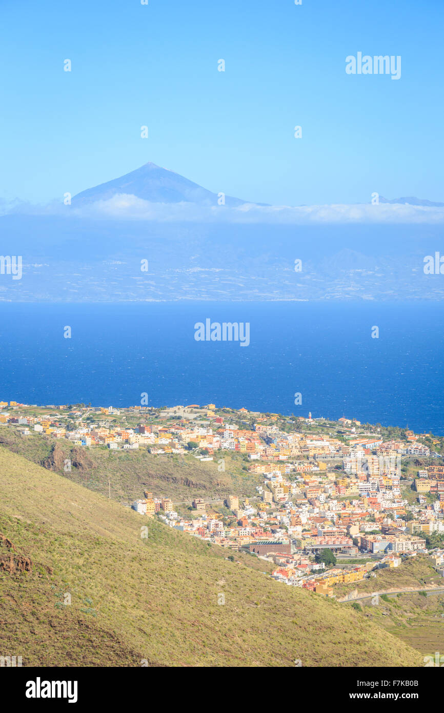 Ein Foto von San Sebastian De La Gomera auf den Kanarischen Inseln, Spanien. Im Hintergrund sehen den Teide. Stockfoto