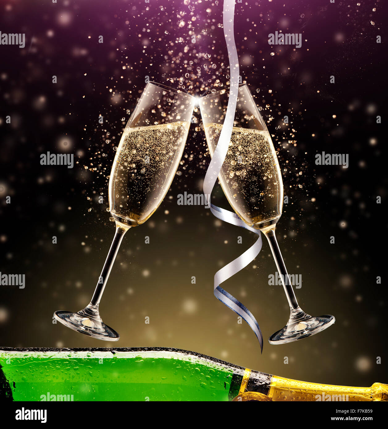 Glas Sekt mit Flasche auf dunklem Hintergrund Stockfotografie