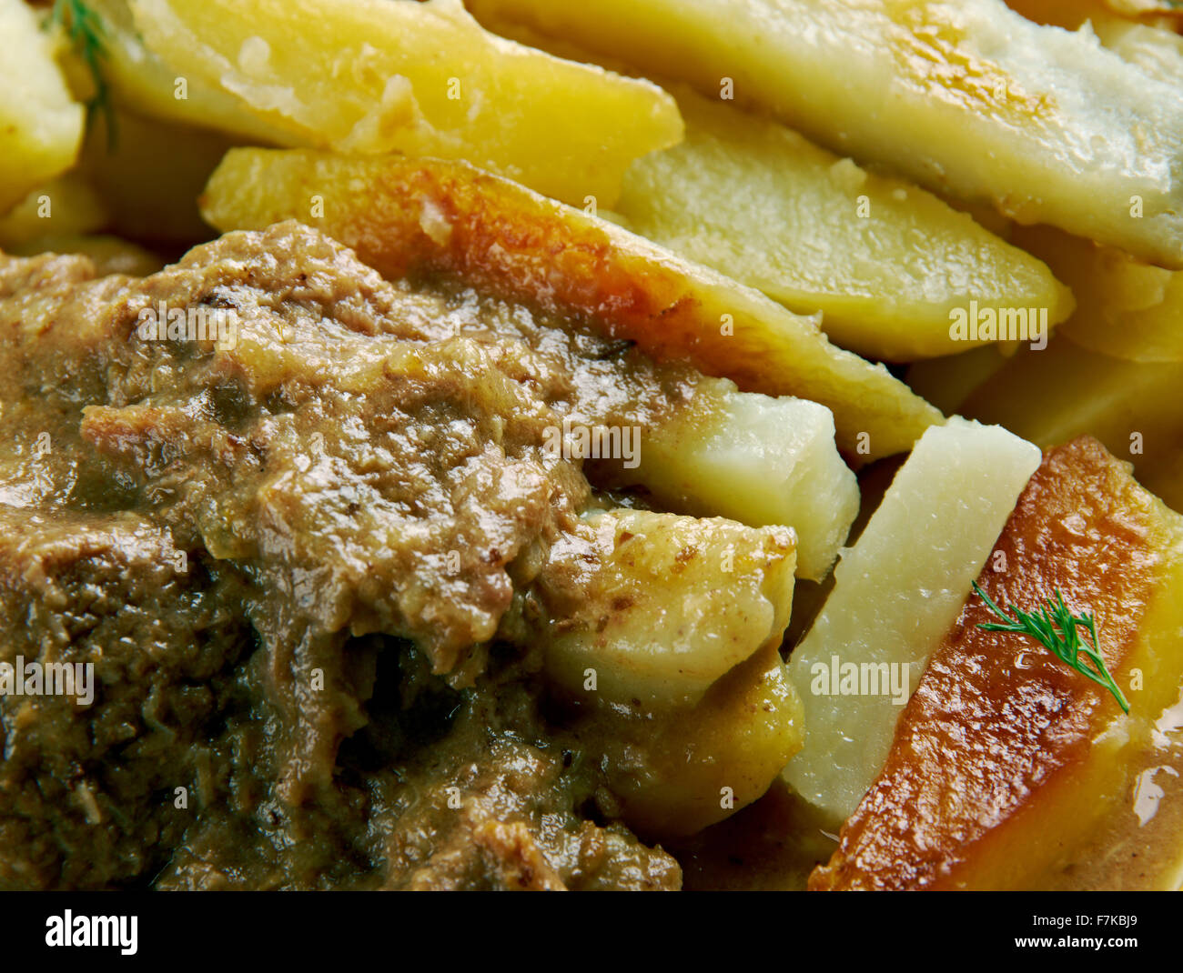 Stoofvlees - niederländische Stoverij, traditionellen belgischen und französischen flämischen süß-saures Rindfleisch und Zwiebeln dünsten. Stockfoto