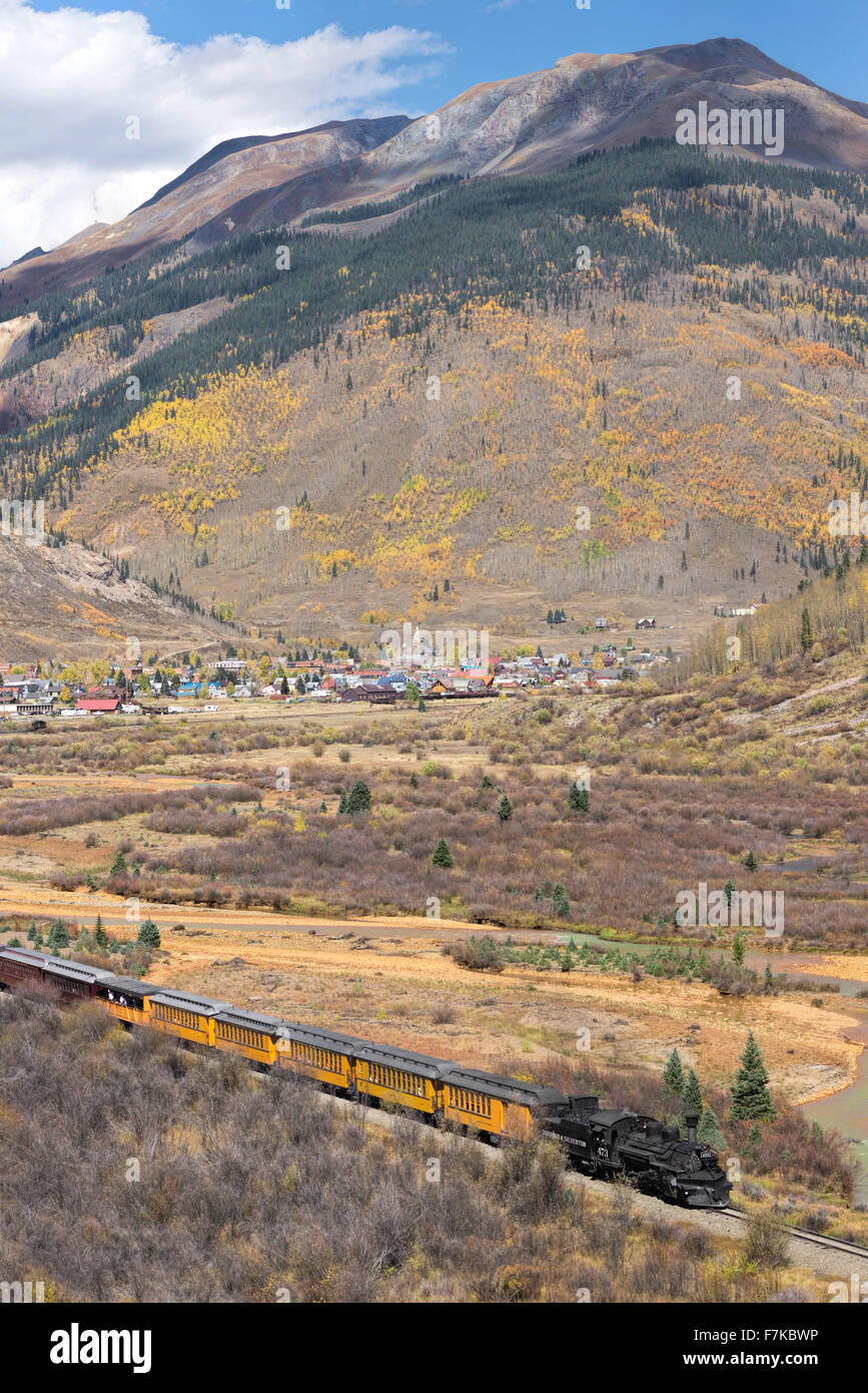 Durango & Silverton Narrow Gauge Railroad Dampfeisenbahn entlang der Animas River im südwestlichen Colorado. Stockfoto