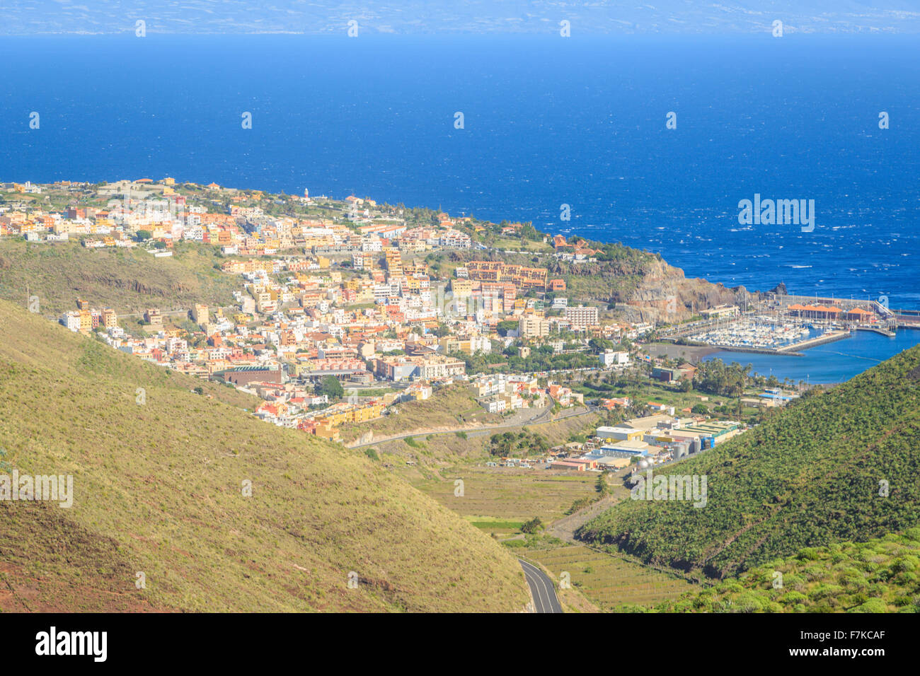 Ein Foto von San Sebastian De La Gomera auf den Kanarischen Inseln, Spanien. Entnommen aus einem Berg mit Blick auf die Stadt. Stockfoto