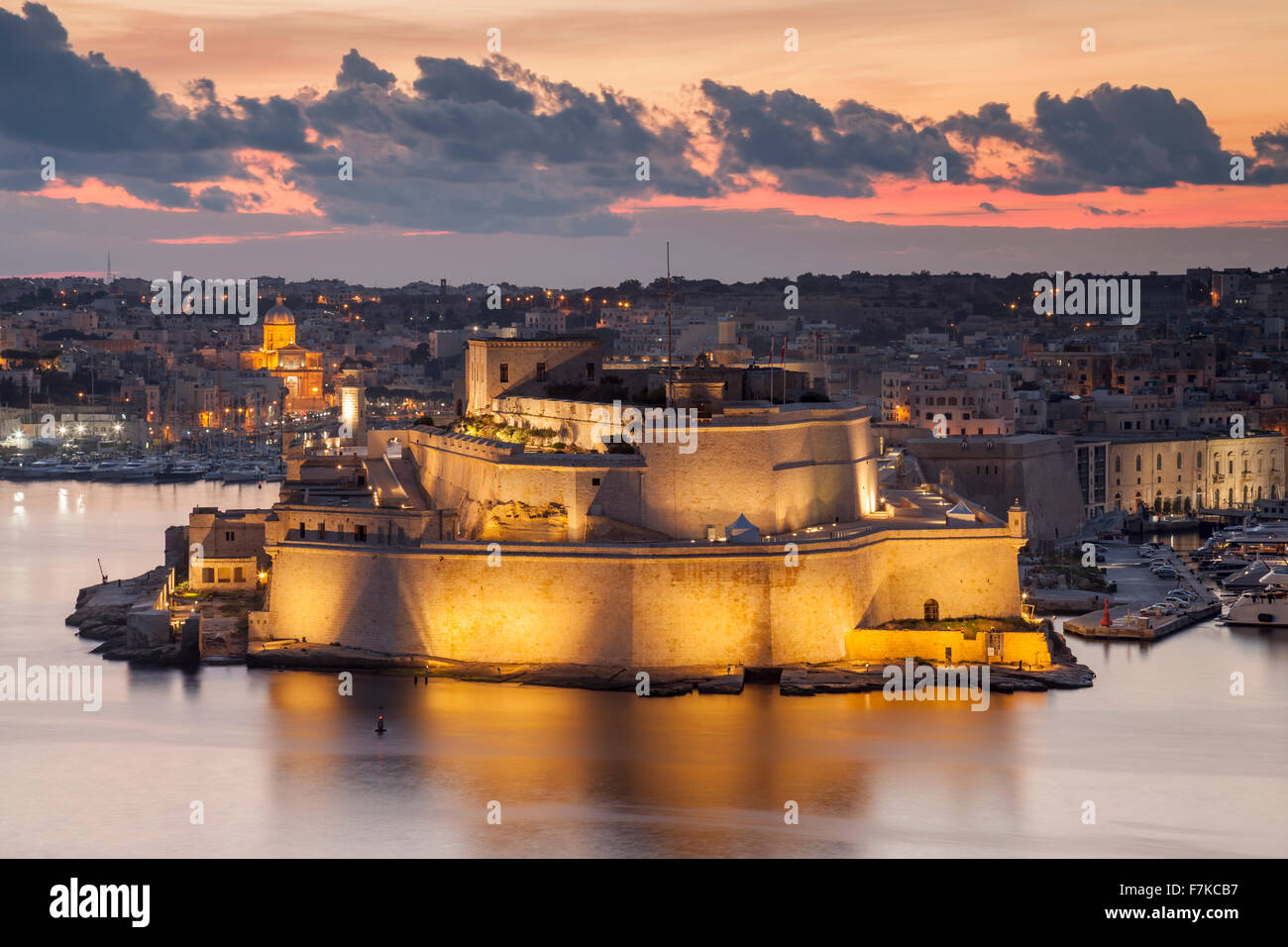 Morgendämmerung am Fort St. Angelo, Il-Birgu, Malta. Blick von Valletta. Stockfoto