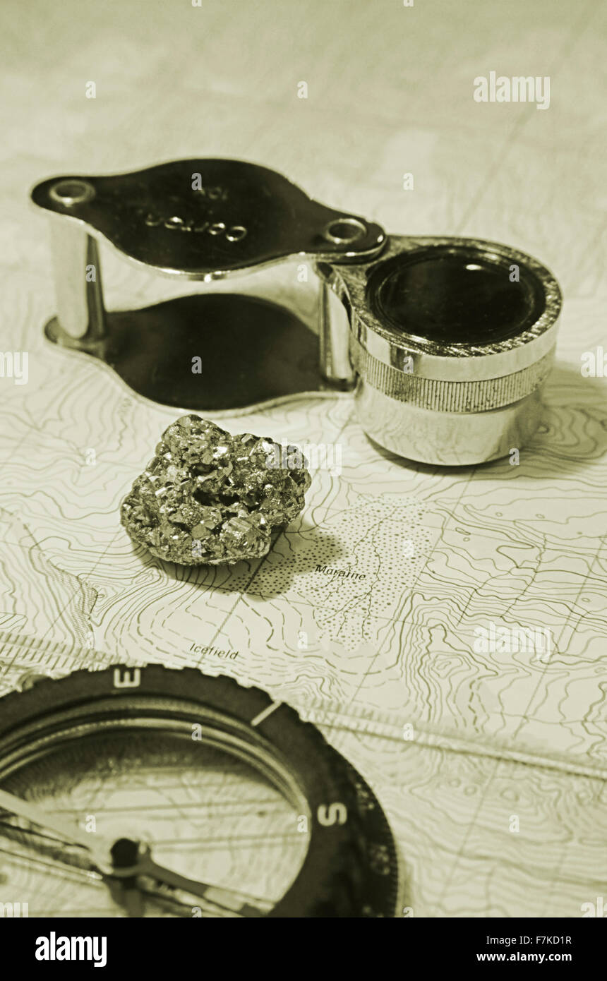 Mining Exploration Konzept Bild mit Lupe, mineralischen Probe und Kompass Stockfoto