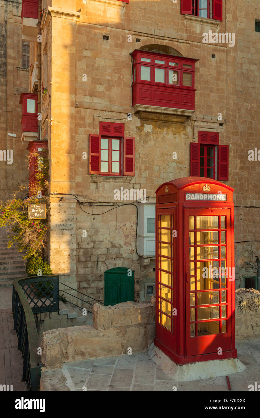 Rote Telefonzelle in Valletta, Malta. Stockfoto