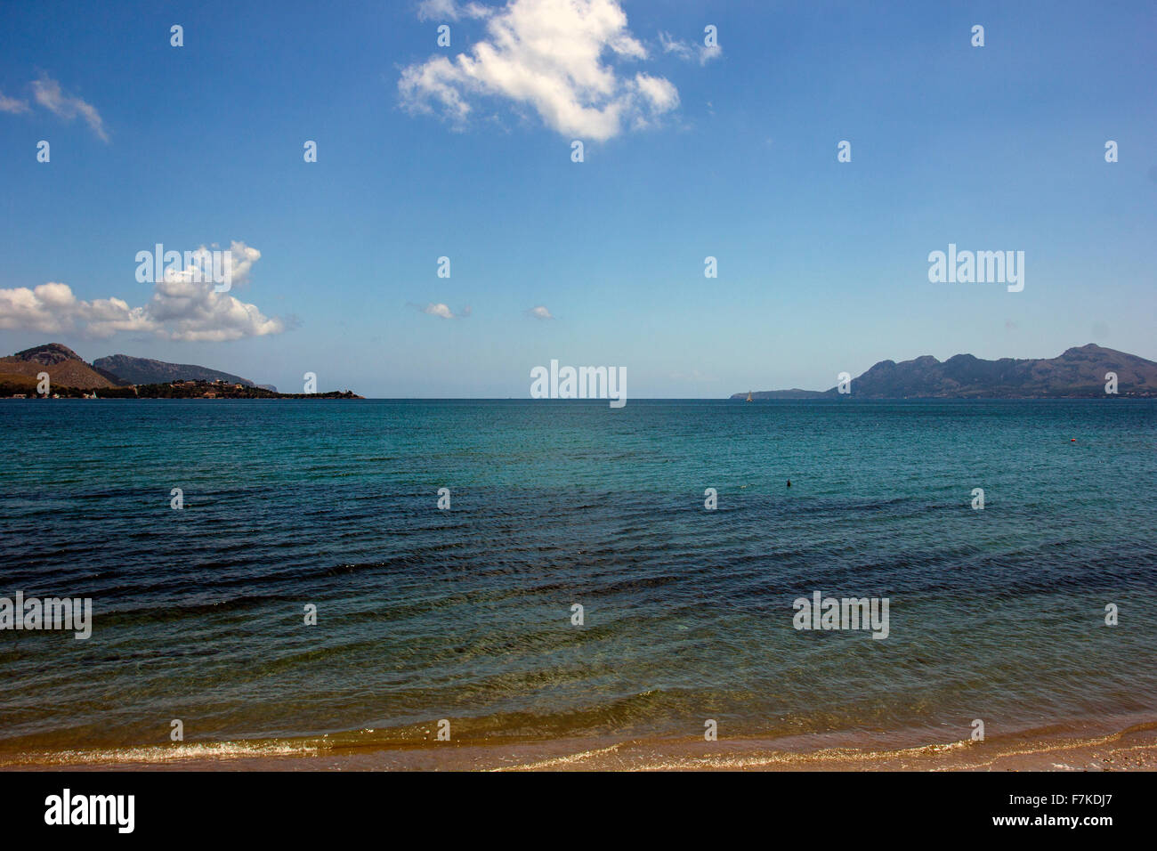 Port de Pollenca mit Meerblick Hügel in Ferne Stockfoto