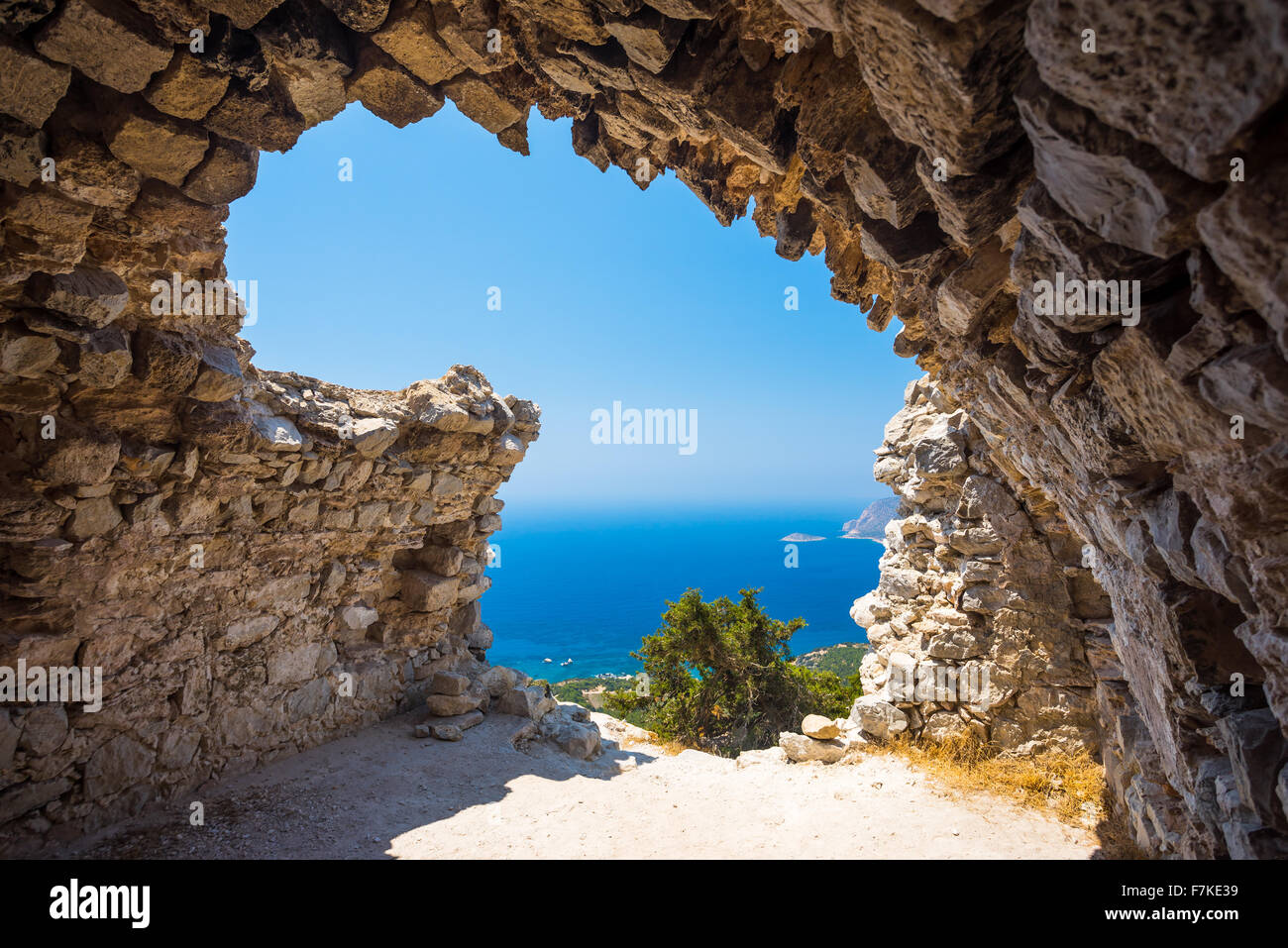 Blick durch die Ruinen der Burg Monolithos auf der griechischen Insel Rhodos Dodekanes Griechenland Europa Stockfoto