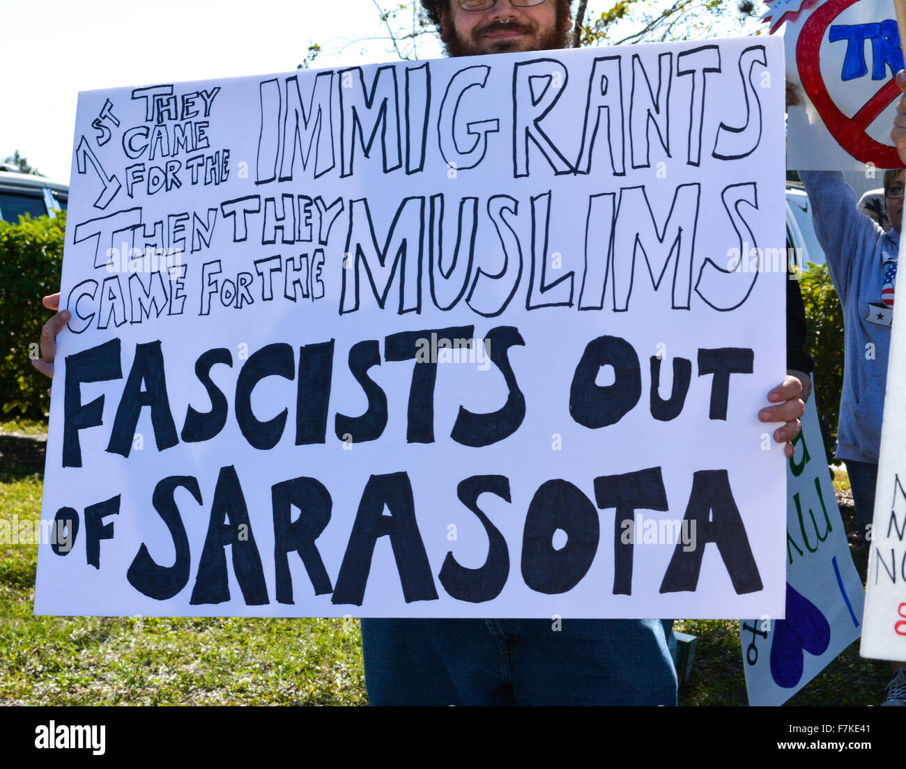 Ein Demonstrant bei einer Kundgebung von Donald Trump in Sarasota, Florida, hält ein Schild verkündet Trump einen Faschisten und rassistische Stockfoto