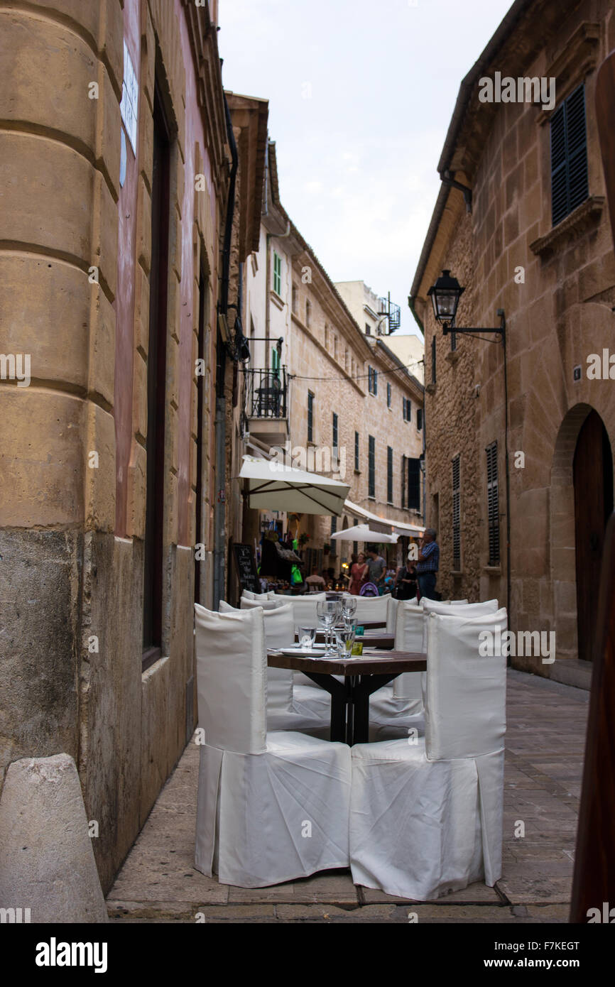 Straßenszene in Alducia, draußen Tische zum Essen Stockfoto