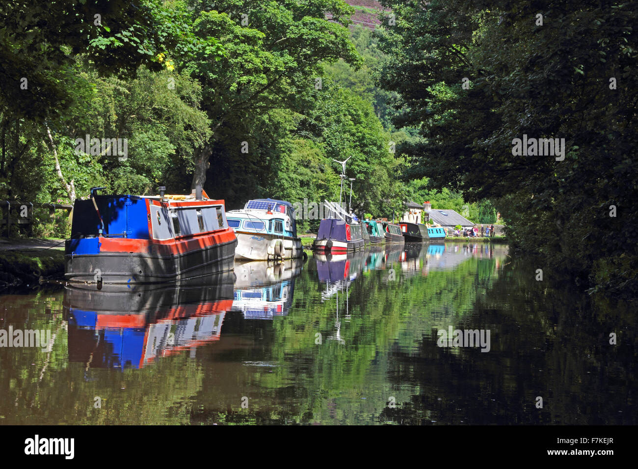 Schmale Boote vertäut am Rochdale Kanal, Hebden Bridge Stockfoto