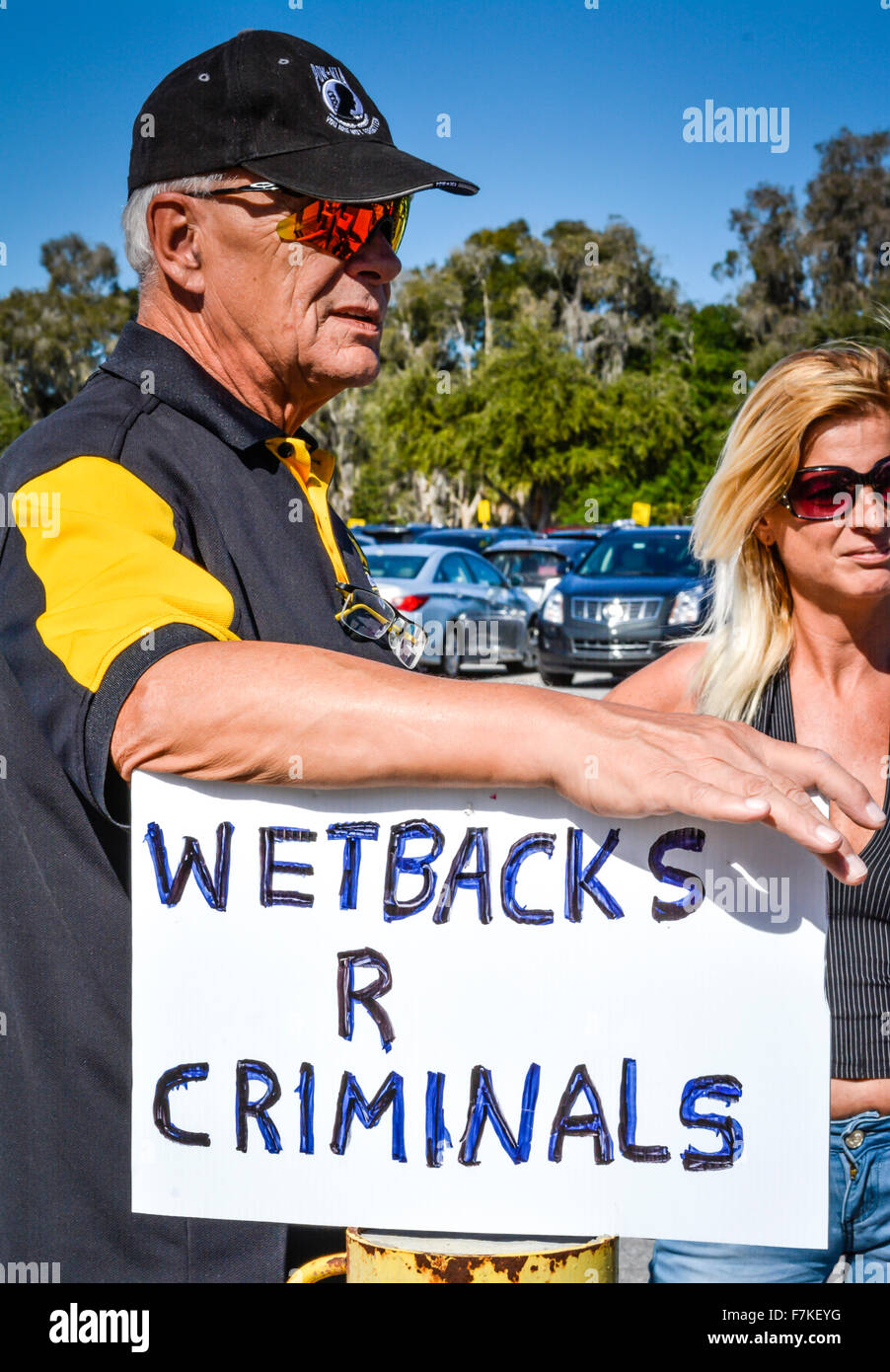 Weißer Mann mit nachteiligen Schild 'Wetbacks R Verbrecher' unterstützt rassistische Beleidigungen an Donald Trump Rallye in Sarasota, Florida, USA Stockfoto