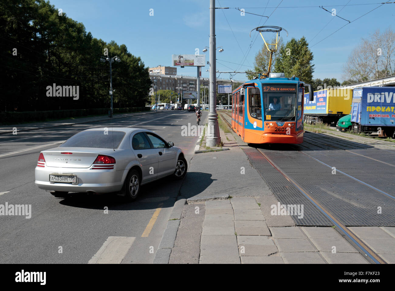 Eine russische Straßenbahn überqueren einer Kreuzung während der Bewegung in Richtung der Kamera in Moskau, Russland. Stockfoto