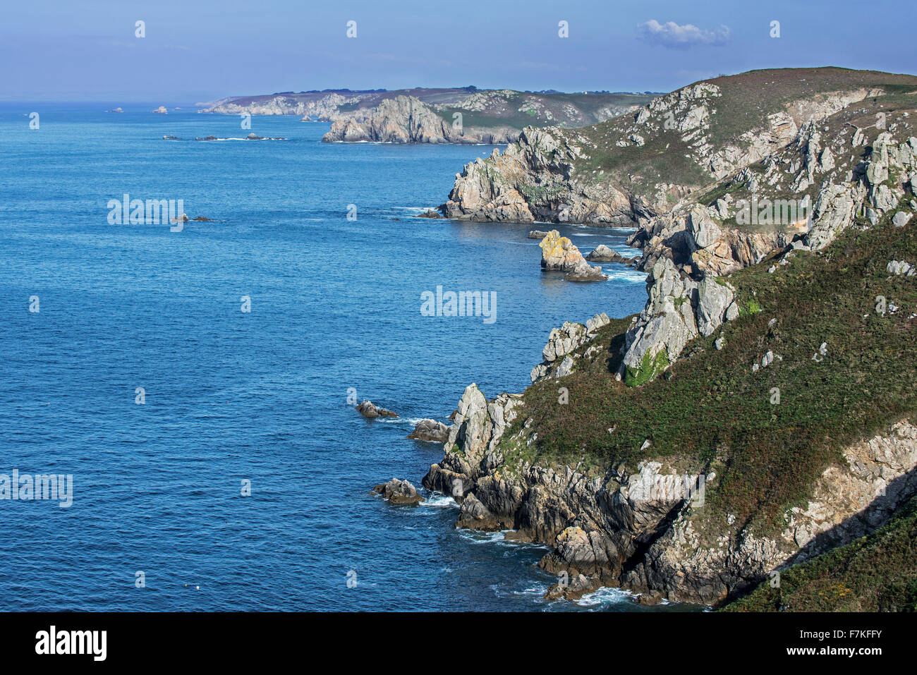 Klippen am Pointe de Penharn, Cléden-Cap-Sizun, Finistère, Bretagne, Frankreich Stockfoto