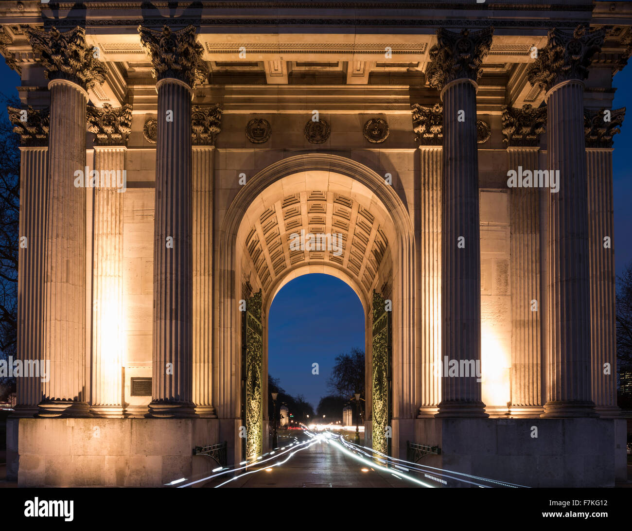 Außenseite des Wellington Arch bei Nacht, London, England, UK Stockfoto