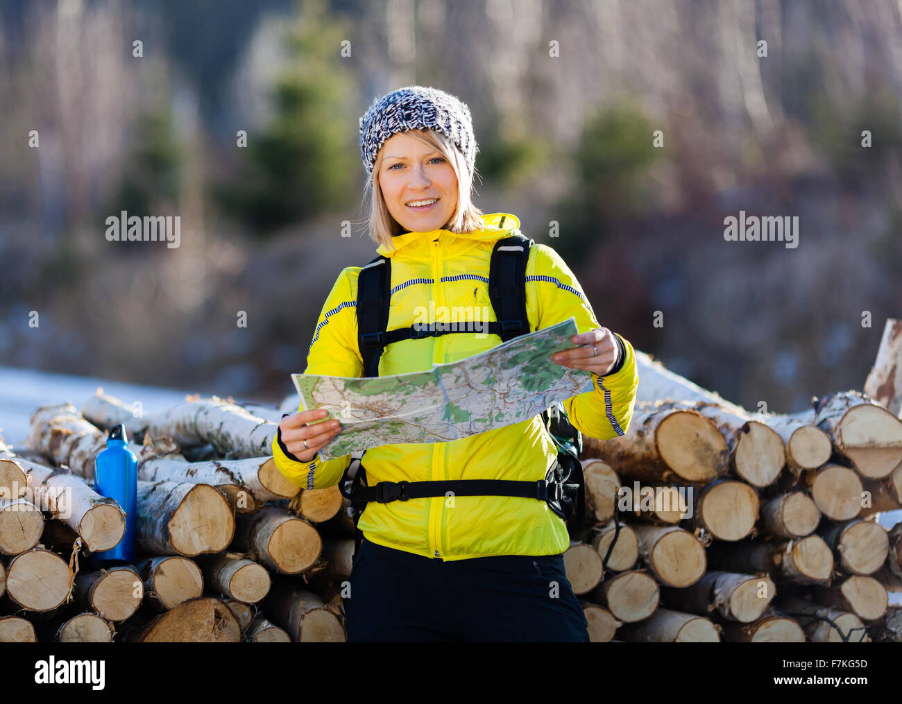 Frau im Wald wandern und lesen Karte camping. Erholung und einen gesunden Lebensstil im Freien in der Natur. Beauty blond betrachten Stockfoto