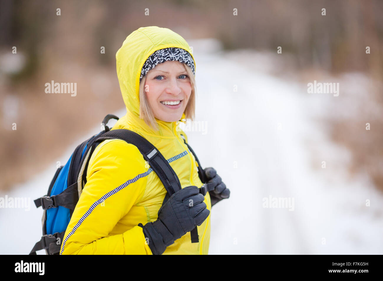 Frau spazieren und Wandern im weißen Winterwald. Erholung und einen gesunden Lebensstil im Freien in der Natur. Beauty Blond suchen. Stockfoto