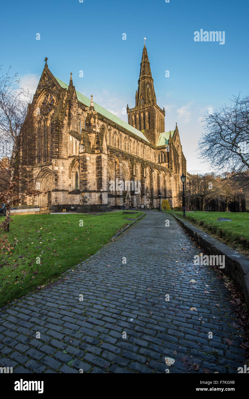 Der gepflasterte Weg bis Glasgow Cathedral Stockfoto