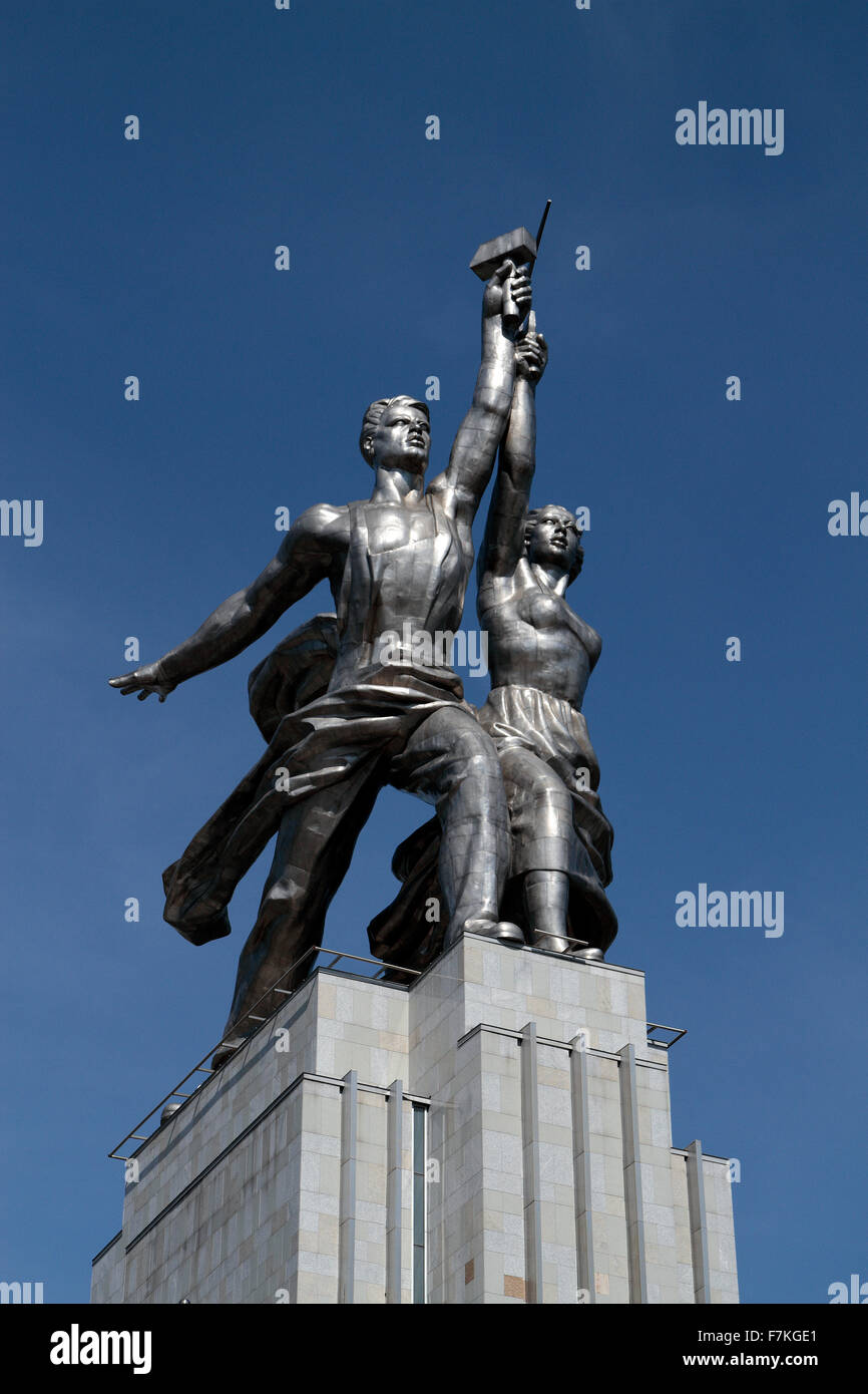 Die Arbeiter und Kolchos Frau Denkmal befindet sich etwas außerhalb WDNCh, Moskau, Russland. Stockfoto