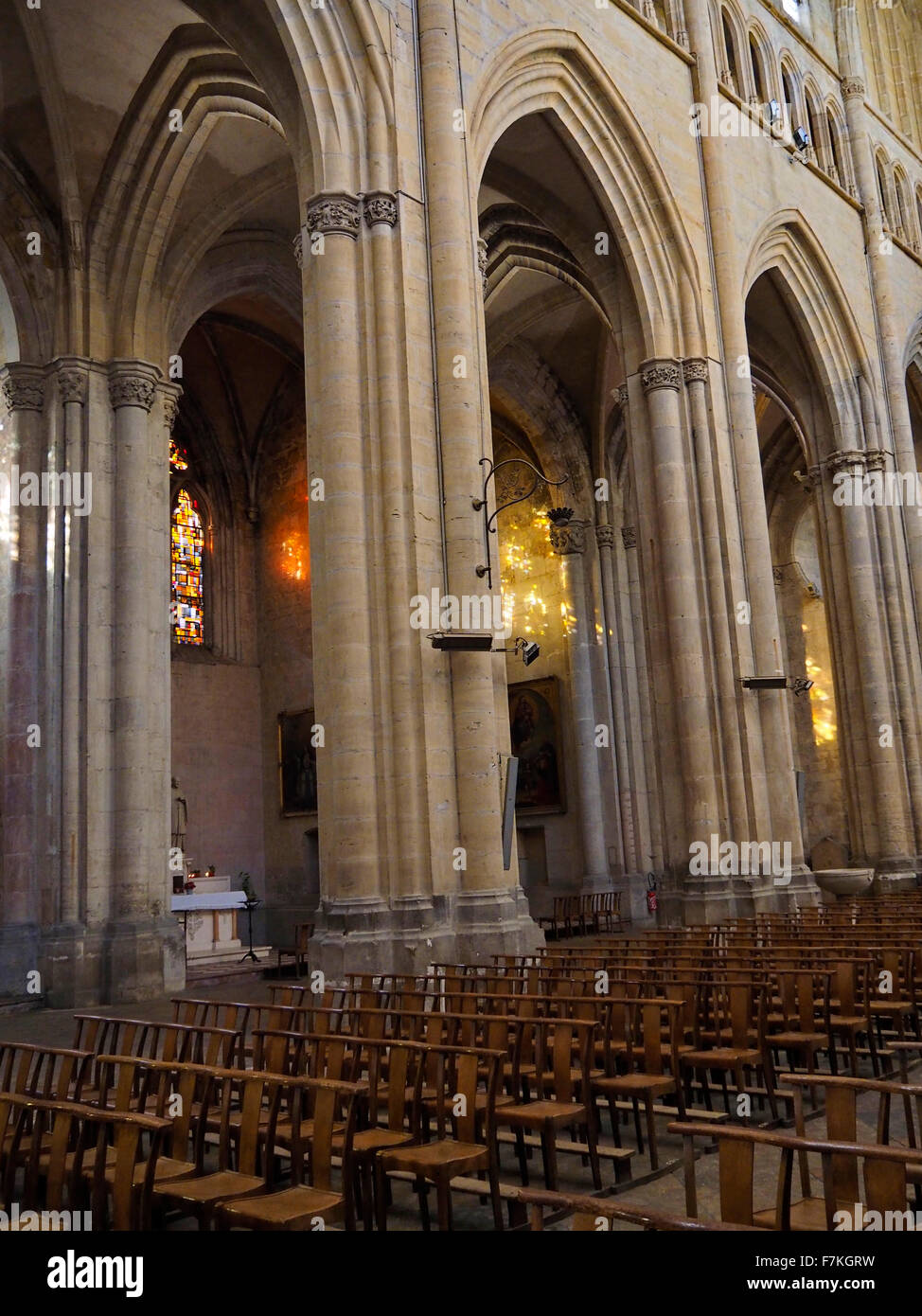 Glasfenster und Reflexionen an der Wand der Kathedrale St-Maurice Vienne Südfrankreich Stockfoto