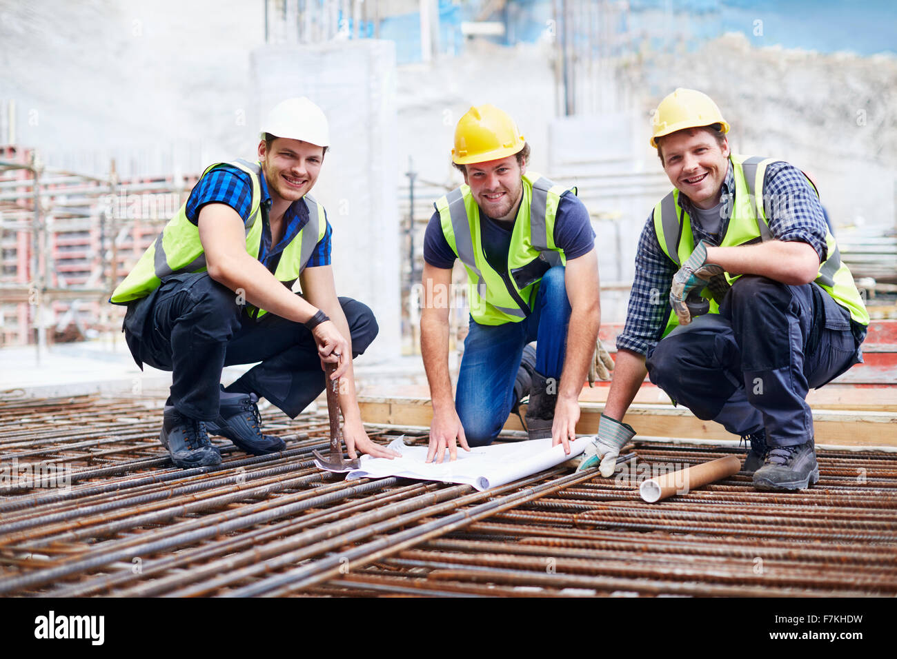 Porträt zuversichtlich Bauarbeiter und Ingenieur Überprüfung Blaupause auf Baustelle Stockfoto
