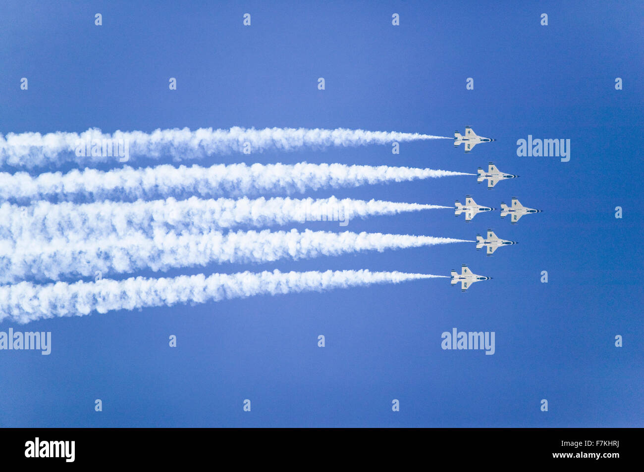 Sechs uns Air Force F - 16C Fighting Falcons, bekannt als die Thunderbirds, fliegen in Formation mit weißen Anhänger von Rauch über der 42. Naval Base Ventura County (NBVC) Air Show am Point Mugu, Ventura County, Kalifornien. Stockfoto