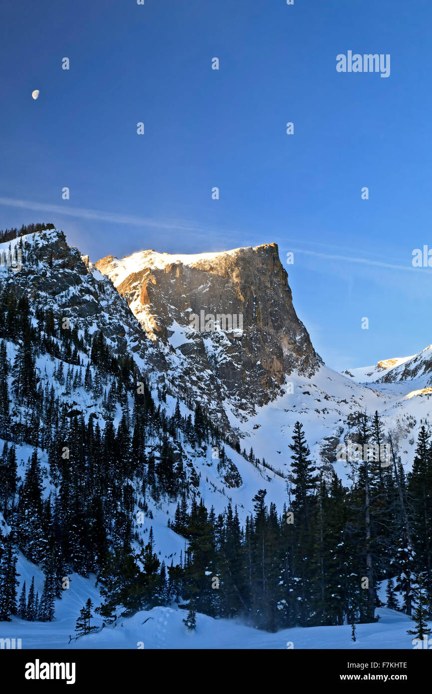 Mond über Hallett Peak (12.713 ft.) im Winter, Rocky Mountain Nationalpark, Colorado USA Stockfoto