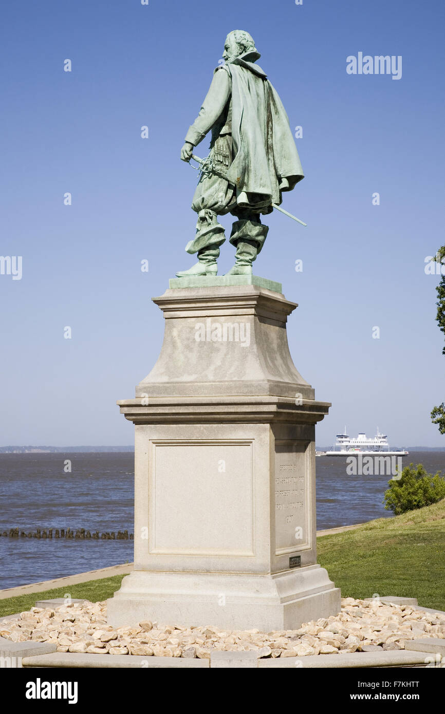 Statue von William Couper 1909 von Kapitän John Smith befindet sich im James Fort, Jamestown Island, Amerikas Geburtsort, Jamestown, Blick über den James River, memorialize die Website die erste dauerhafte englische Kolonie in Amerika, 13. Mai 1607. Foto Stockfoto