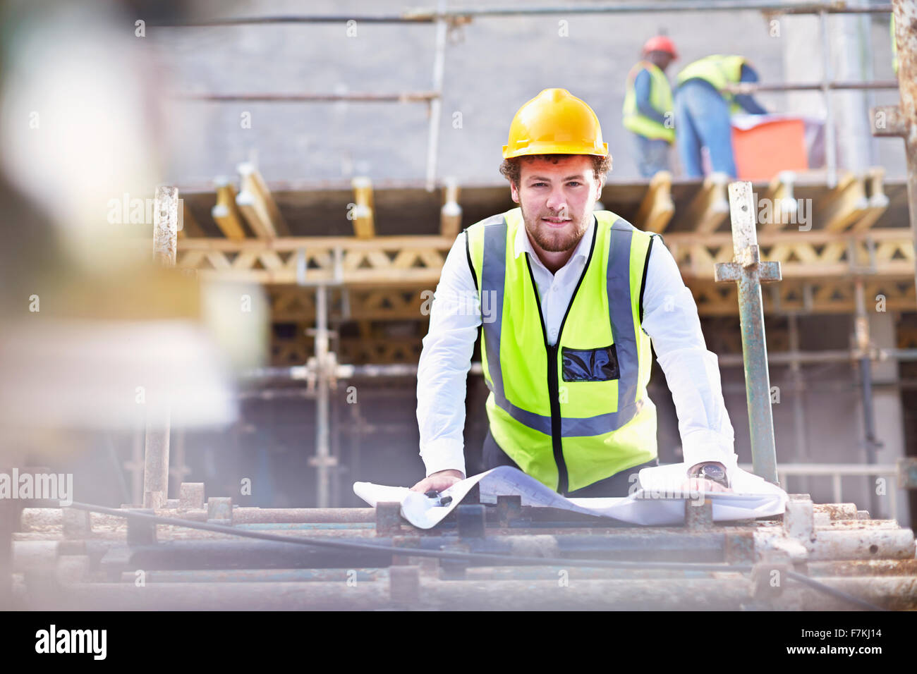 Porträt zuversichtlich Ingenieur mit Blaupausen auf Baustelle Stockfoto