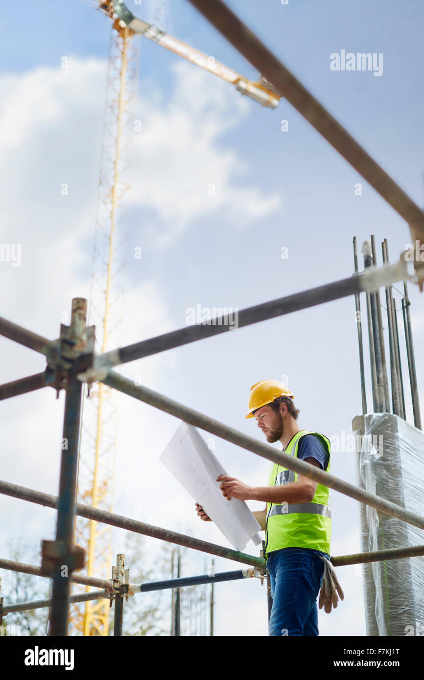 Ingenieur, die Überprüfung der Entwürfe auf Hochhaus Baustelle Stockfoto