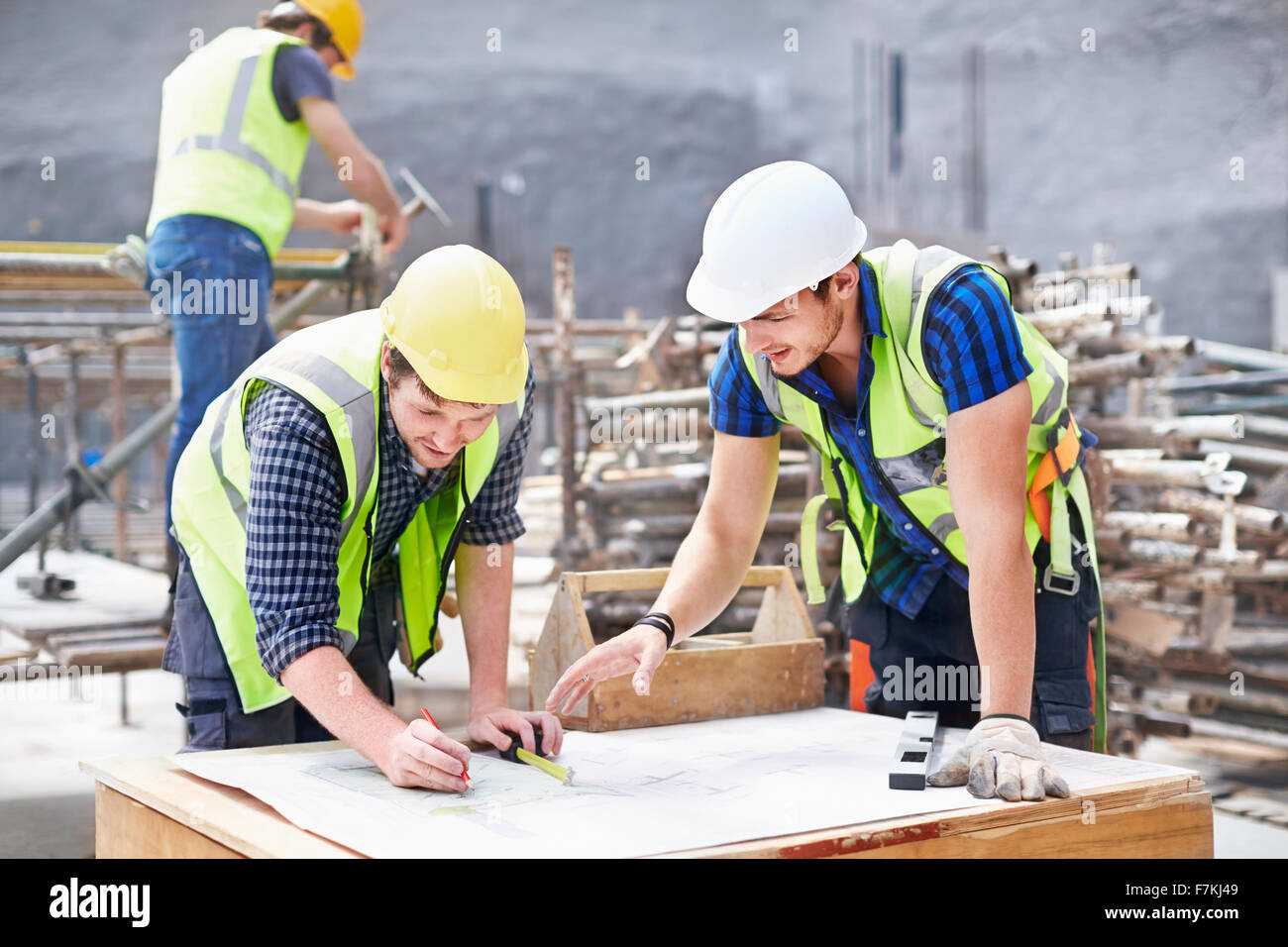 Bauarbeiter und Ingenieur Überarbeitung der Baupläne auf Baustelle Stockfoto