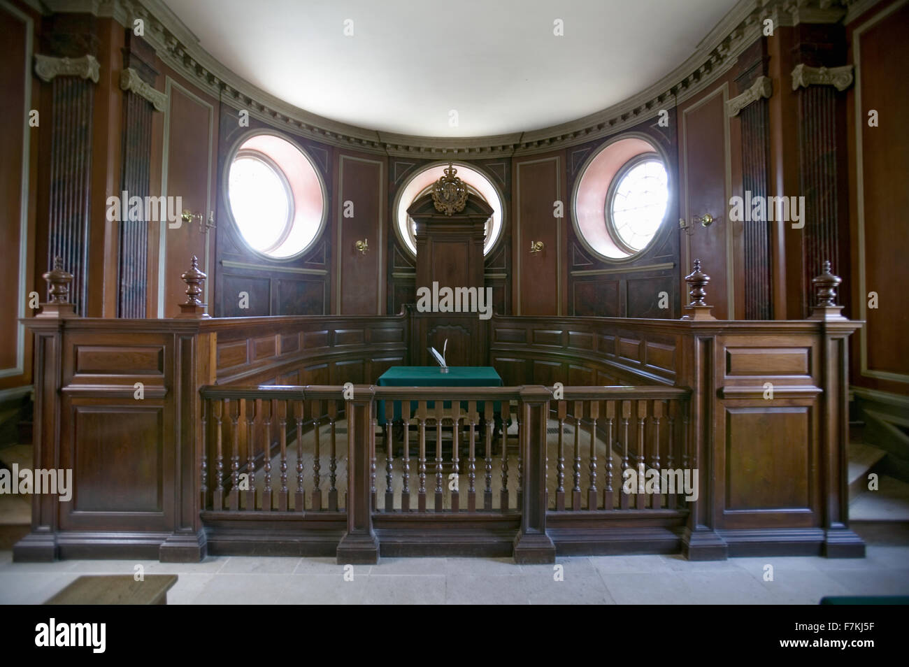 Frühe Gerichtssaal im Capitol Building in Colonial Williamsburg, Virginia. Stockfoto