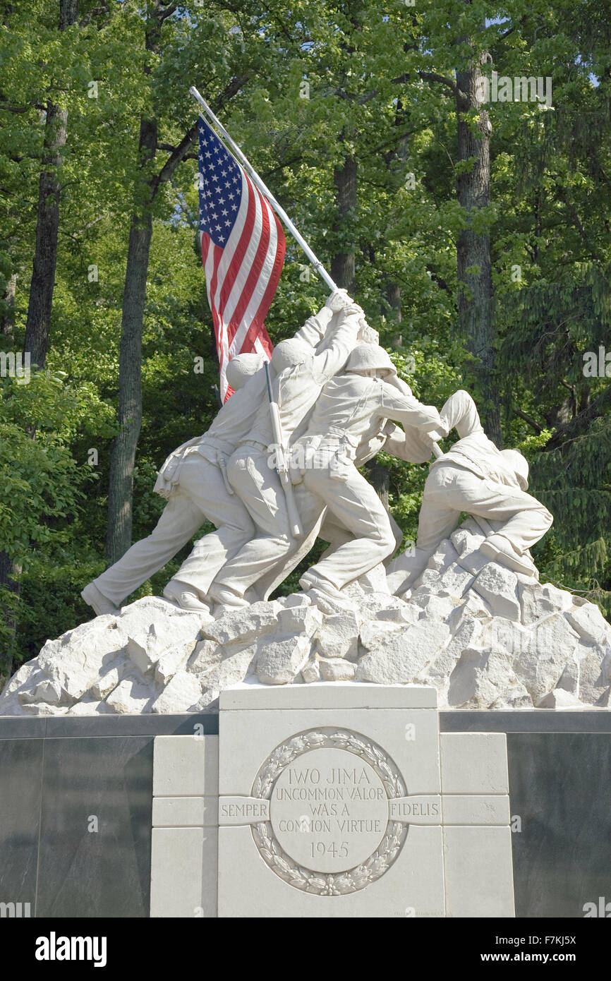 Replik von Iwo Jima Statue in der Nähe von Nationalmuseum des Marine Corps am Eingang des Quantico Marine Corps Base, 18900 Jefferson Davis Highway, Dreieck, VA Stockfoto