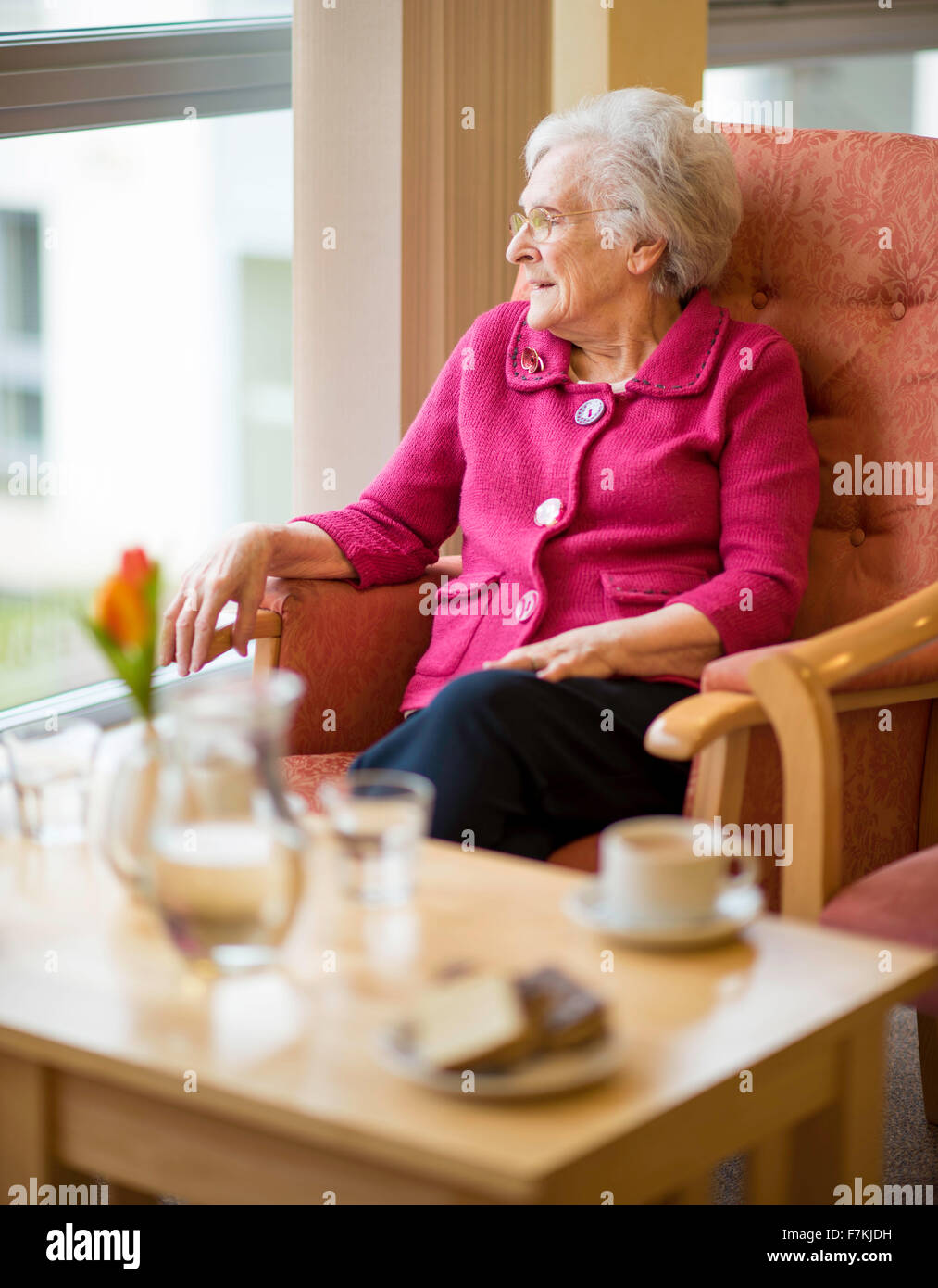 Eine alte Dame mit einer Tasse Tee in ein altes Haus Leute Stockfoto