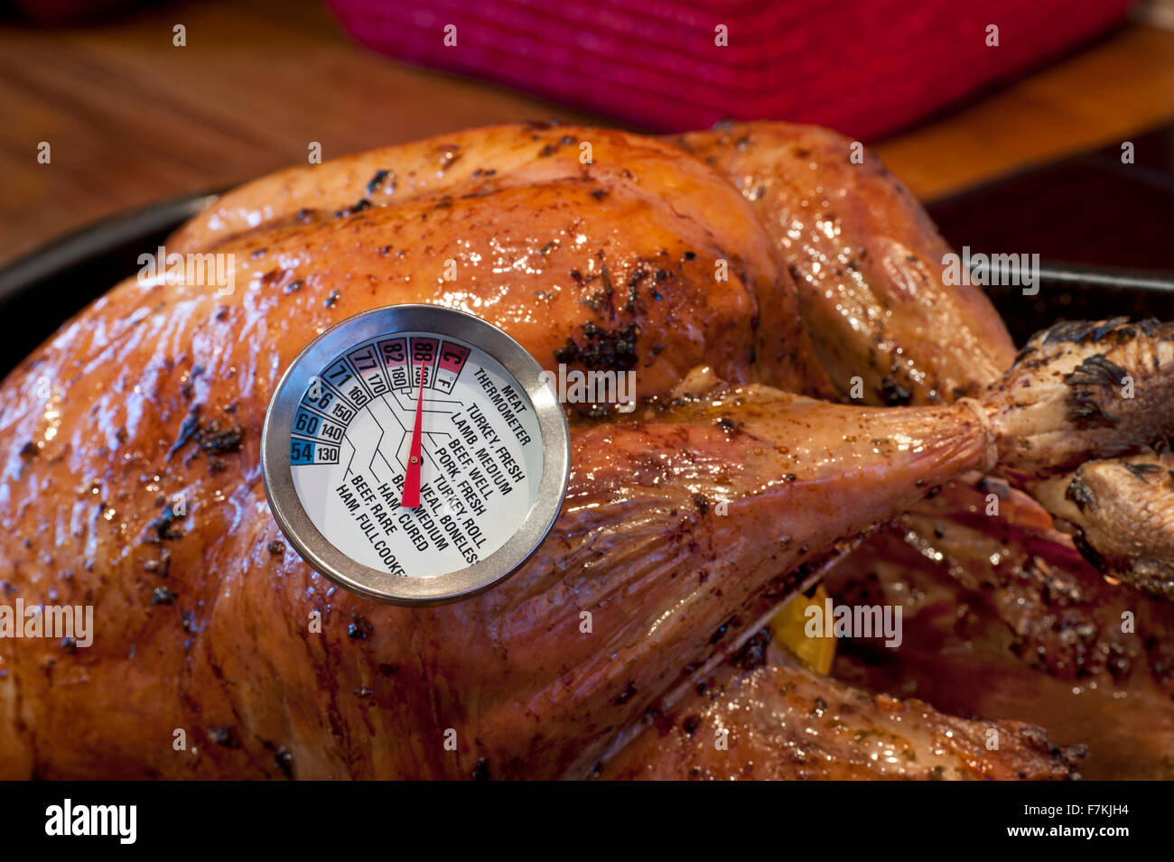 PUTENTHERMOMETER RÖSTTEMPERATUR Kochfleischthermometer eingesetzt, das die ideale Temperatur (190F °C) für gekochten Putenbraten an Weihnachten anzeigt Stockfoto