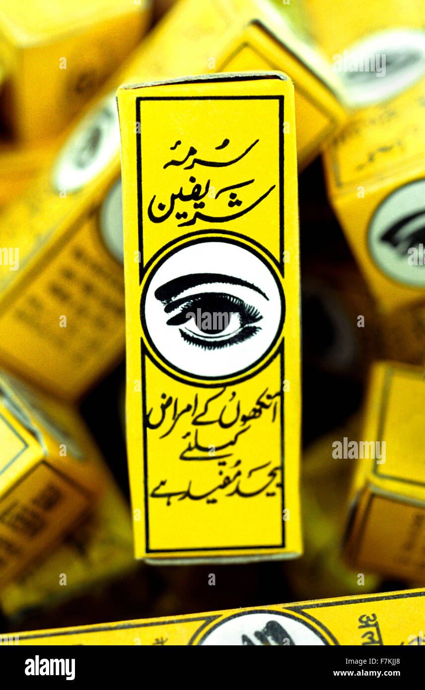 Eine Schachtel mit schwarzen Eyeliner auf einem Marktplatz in Tozeur, Tunesien. Nordafrika. Stockfoto