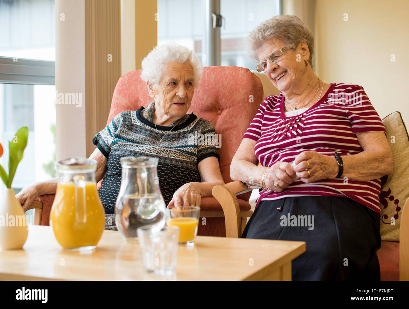 Ältere Damen genießen einen Witz in einem Pflegeheim Stockfoto