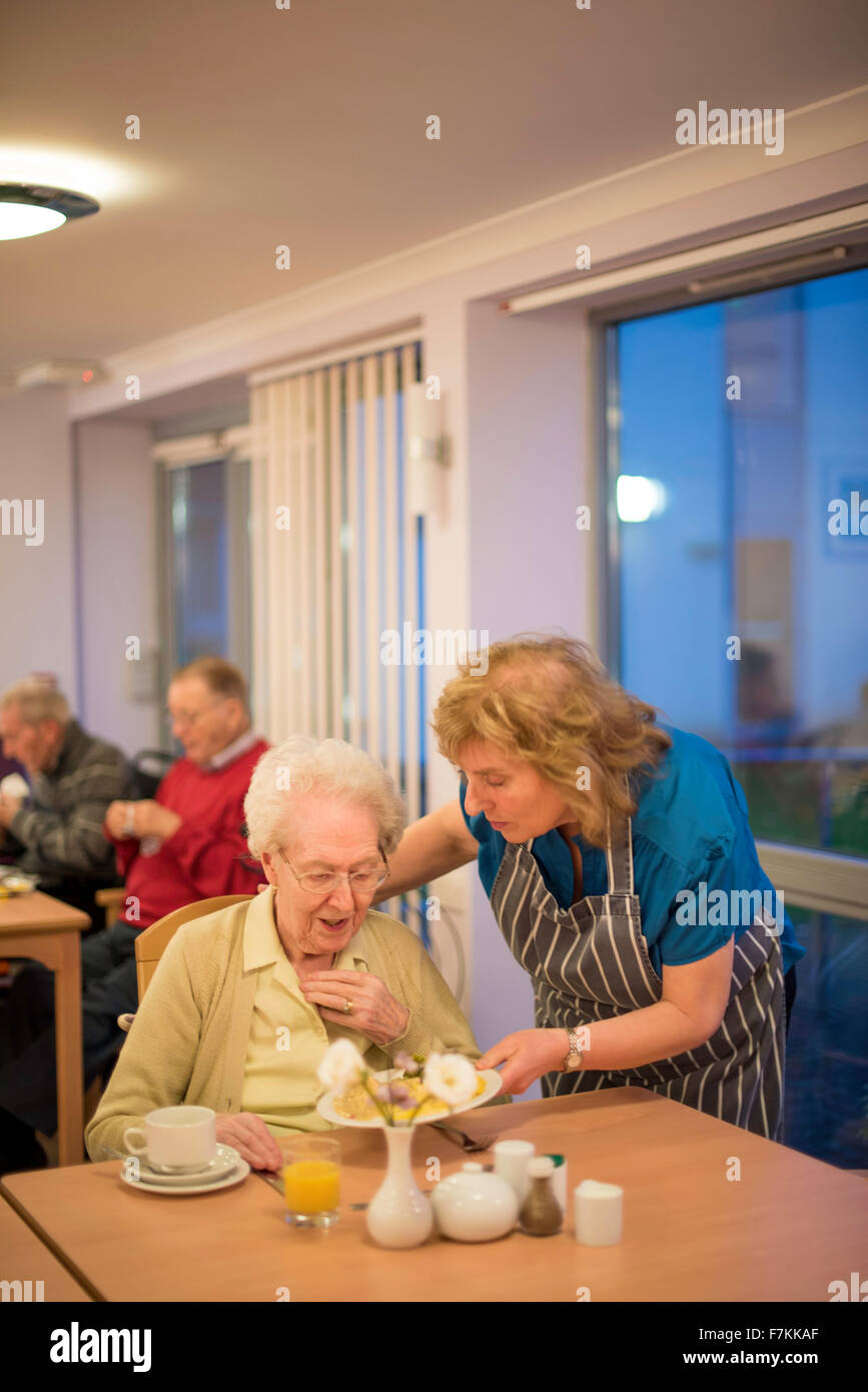 Eine alte Dame ihr Abendessen in ein altes Haus Leute gefüttert werden Stockfoto