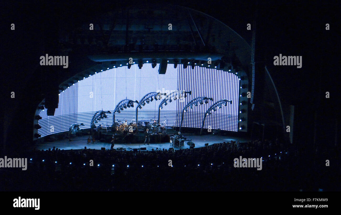 Nacht-Rock-Konzert mit bunten Lichtern in Hollywood Bowl mit Genesis mit Phil Collins, Los Angeles, Kalifornien, 13. Oktober 2007 Stockfoto