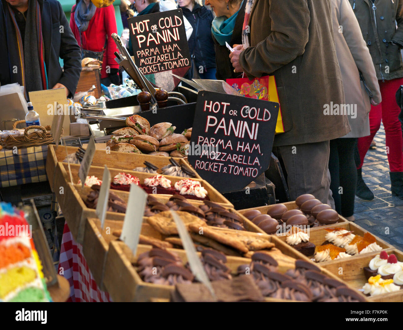 Warme und kalte Hand vorbereitet preiswerte Snacks Kuchen Kekse zum Verkauf an beschäftigt beliebten West End street Covent Garden Piazza Markt Garküche London UK Stockfoto